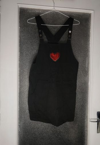 Robe salopette Y2k noire avec un cœur rouge - London Look 