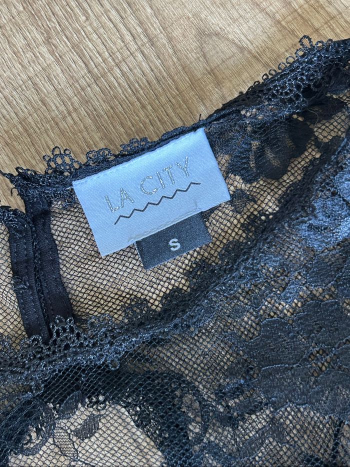 Haut noir sans manches avec dentelle la City taille S jamais porté - photo numéro 9