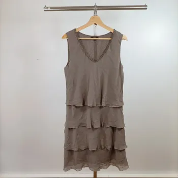 Robe taupe en soie à volants sans manches 1.2.3 Paris taille 42 élégante et fluide A1474