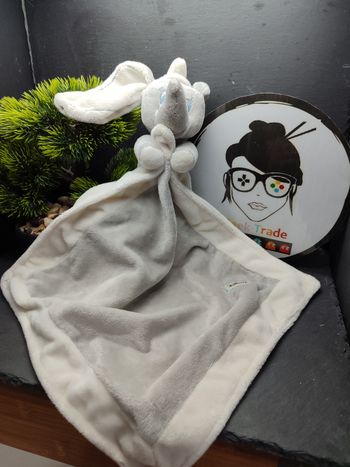 doudou éléphant Dumbo Disney gris blanc mouchoir couture bleu chapeau  DD003138