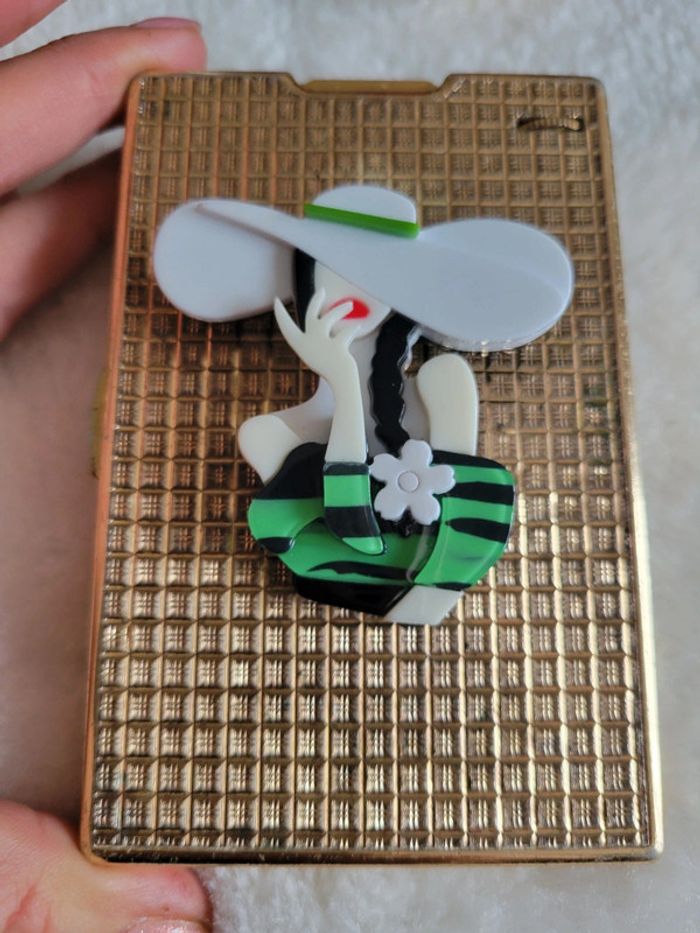 Broche femme au grand chapeau blanc - photo numéro 2