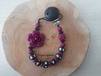 Attache tétine fleur