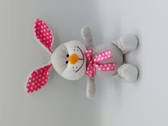 Peluche doudou lapin gris blanc FIZZY nœud rose pois blanc nez orange 28 cm
