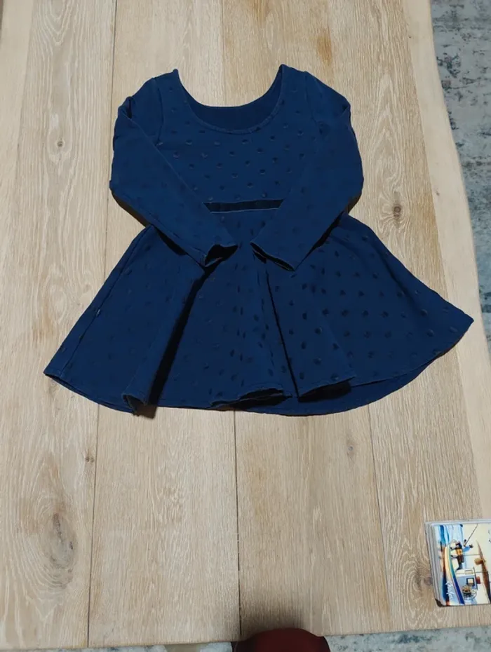 Très jolie robe à pois bleue foncé Okaïdi - photo numéro 2