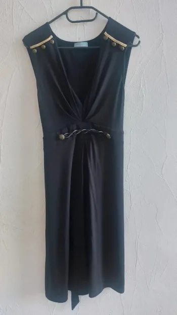 Robe élégante noire avec détails dorés Taille 42/44