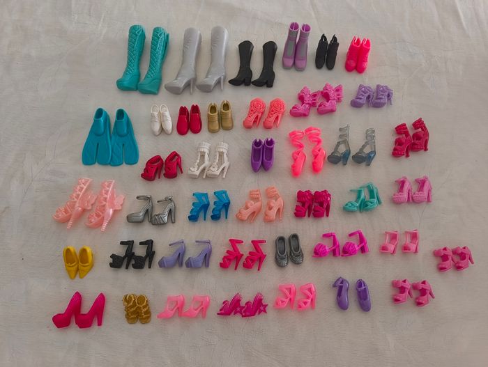 Lot 41 paires chaussures barbie - photo numéro 1