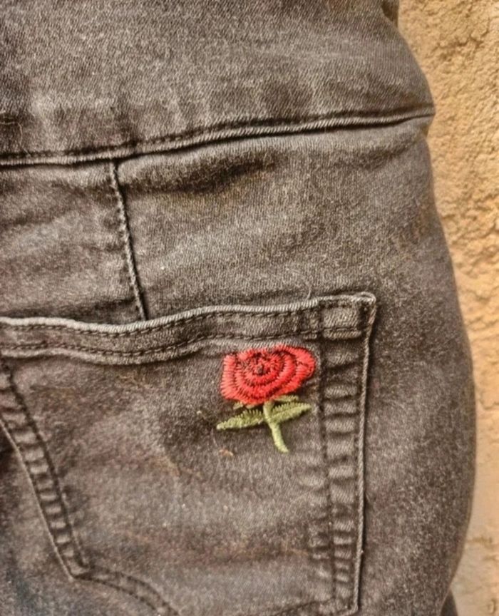 Combishort noir en jean avec zip sur le devant perle et rose brodés sur la poche arrière - photo numéro 3