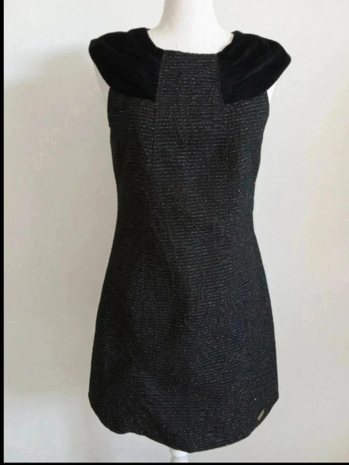 Robe brillante à motifs en relief