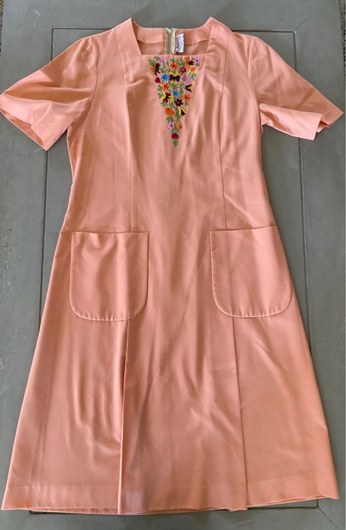 Robe vintage Bragard de service abricot avec broderies taille 40 / 42 - photo numéro 9