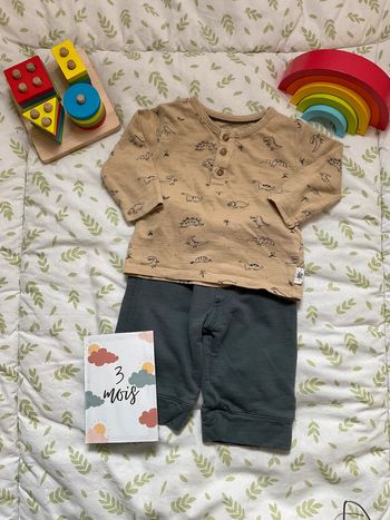 ensemble teeshirt manches longues beige motifs kiabi et  pantalon jogging gris kitchoun 3 mois