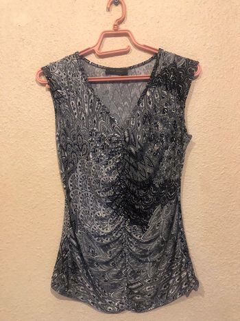 Haut à motifs gris et blanc drapé et extensible