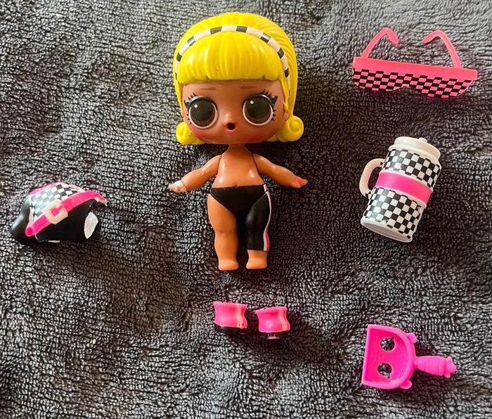 Petite poupée Lol surprise et accessoires comme sur la photos ( 3 )