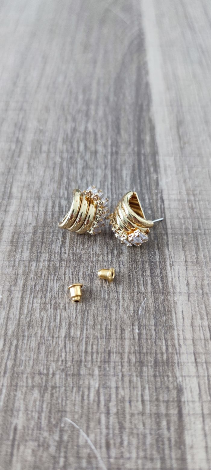 Boucles d’oreilles dorées strass élégantes femme – neuf avec étiquette