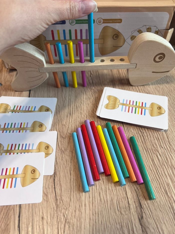 Jeu en bois Montessori poisson et arêtes de couleurs - photo numéro 2