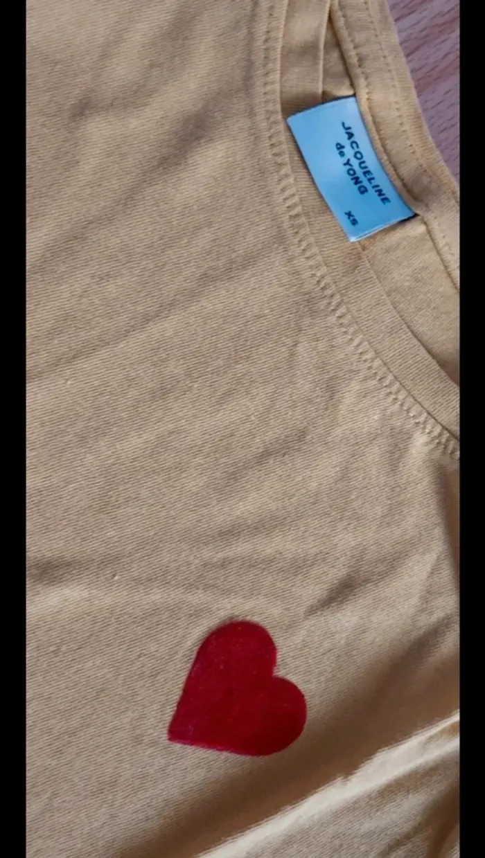 T-shirt jaune petit coeur rouge XS - photo numéro 2