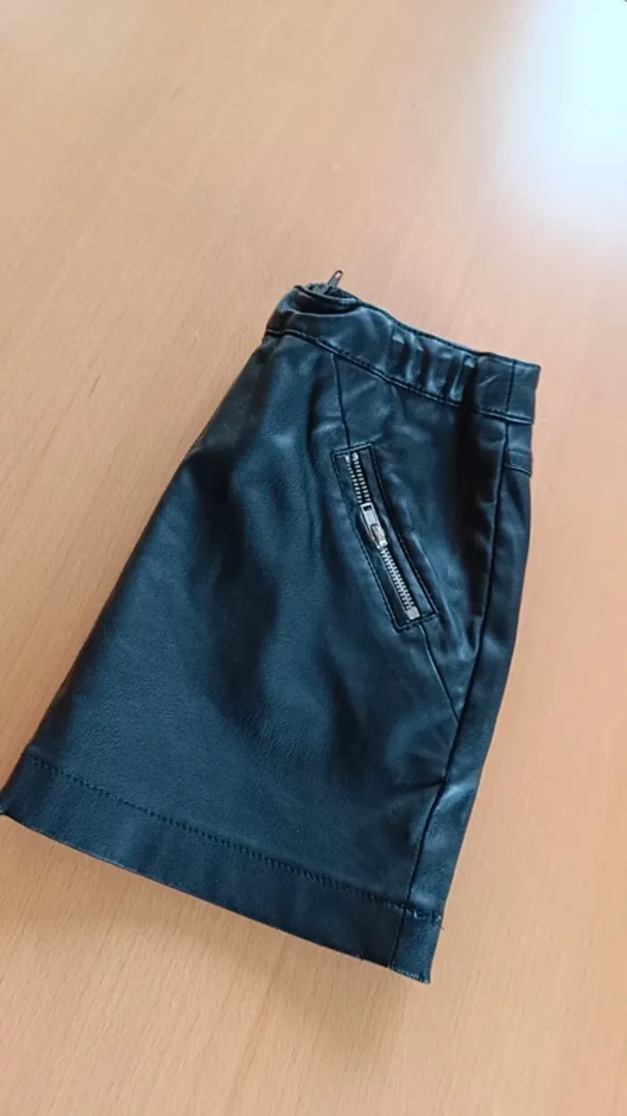 Jupe en simili cuir noir - photo numéro 5