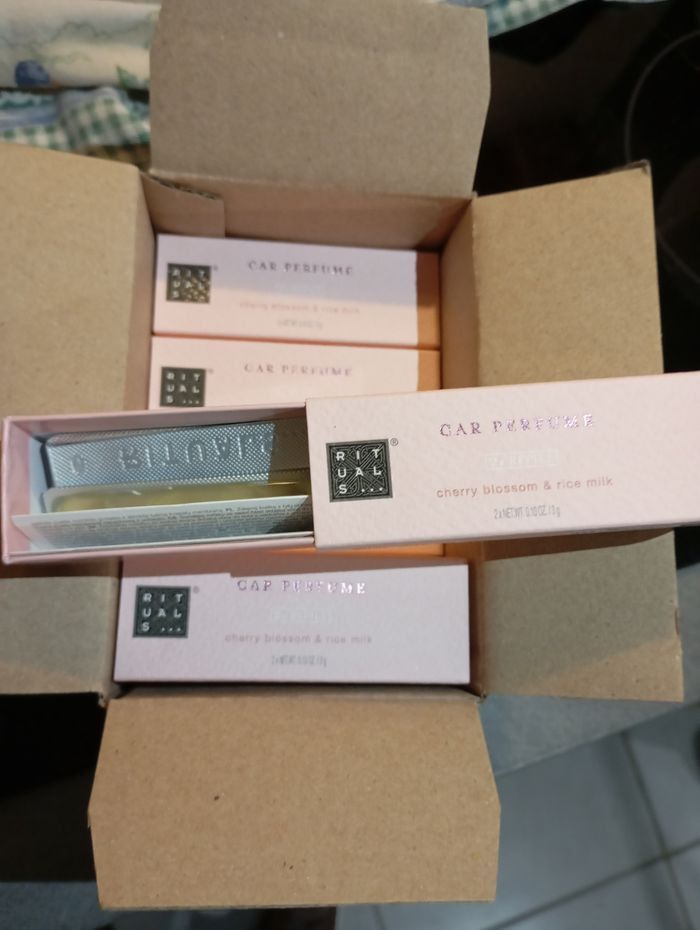 Carton 12x2 recharges Sakura rituals voiture - photo numéro 1