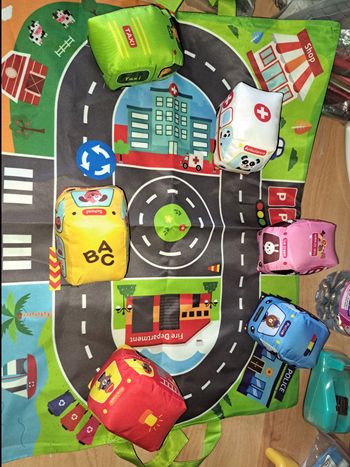 Circuit de voitures et 6 voitures en mousse