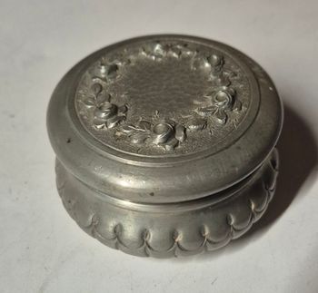 boîte ronde vintage en étain avec couvercle décor fleurs boîte à bijoux petite bonbonnière