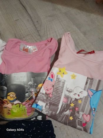 Lot fille theeshirt 3 manches longues 1 sous pull  1 theeshirt manches courtes 1gilet manches longues boutons devant 