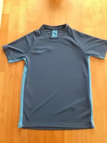Tee-shirt Nike neuf taille 12 ans