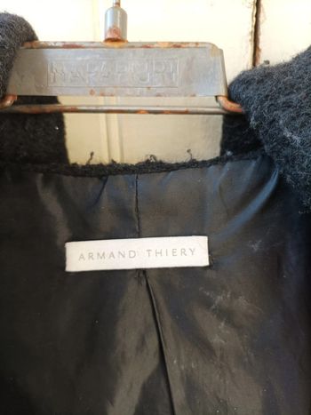 Veste capuche porté normalement femme