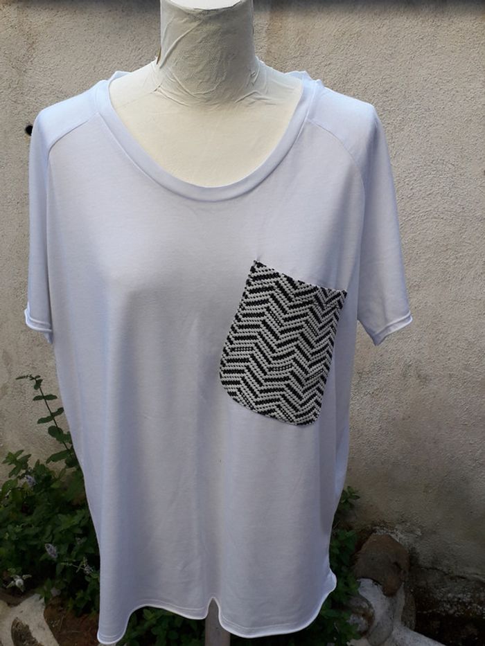 Tee-shirt, large poche tissée plaquée sur la poitrine
