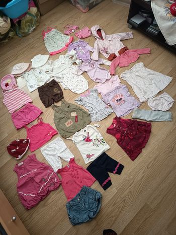 Lot de 26 vêtements. Bébé fille. Et 4 chapeaux. Été. Taille 6 mois 