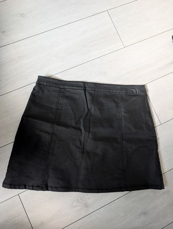 Jupe noire effet légèrement brillant