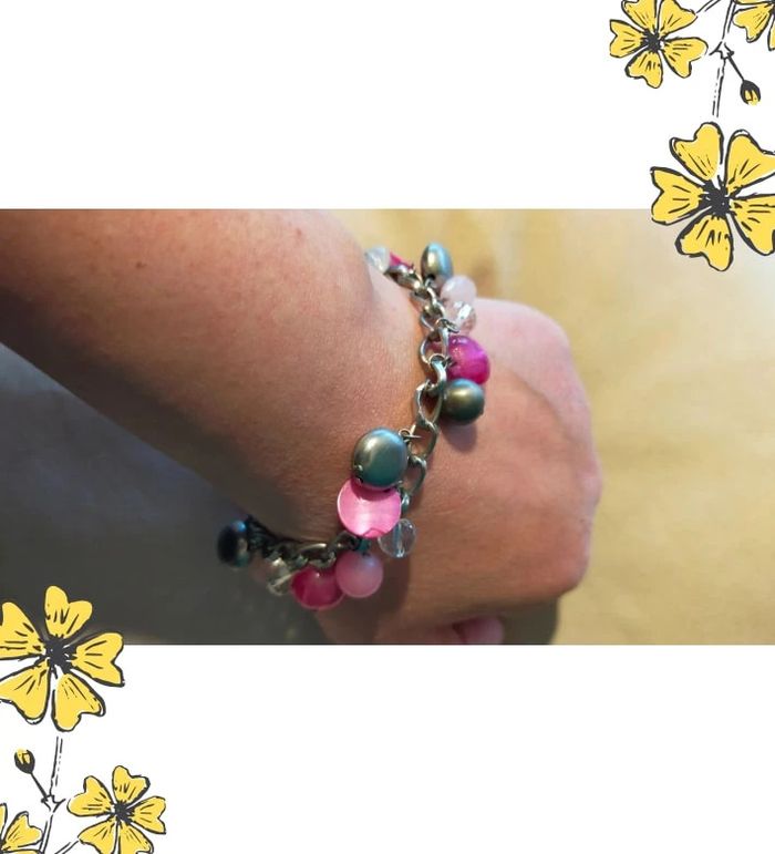 Bracelet chaîne argentée à breloques roses – perles fantaisie - photo numéro 5