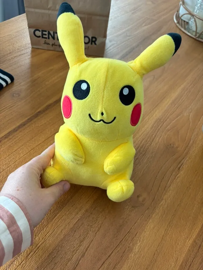 Peluche pikachu