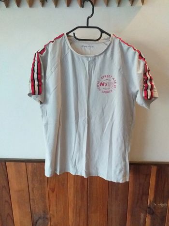 Tee-shirt avec bandes rouges sur les épaules