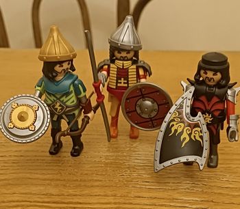 3 figurines chevaliers playmobil