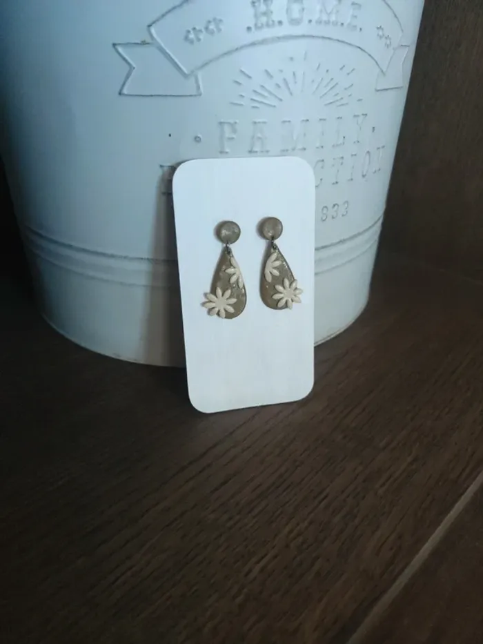 Magnifique boucles d'oreilles florale