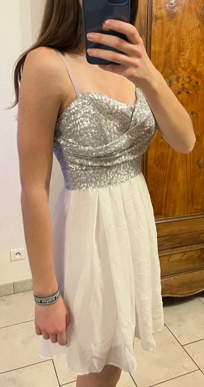 Robe bustier courte argentée et blanche