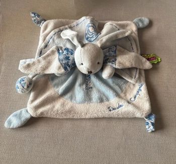 Doudou Plat Lapin 🐰 Doudou ET Compagnie Tatoo Bleu ET Blanc 25 CM