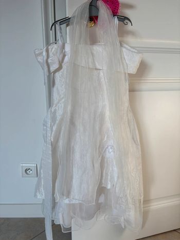 Robe cérémonie avec voile et ceinture 4/5 ans