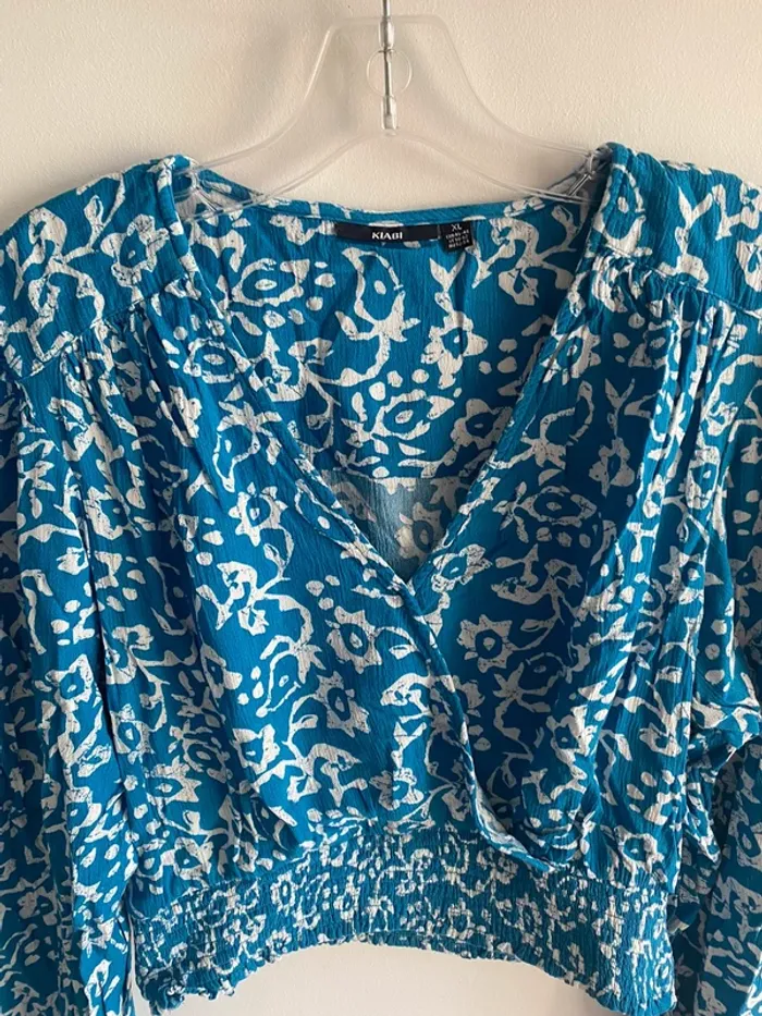 Blouse courte en cache cœur kiabi bleu et blanc - photo numéro 2