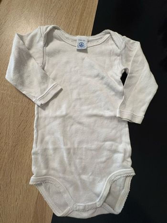 Lot 7 bodies et 2 t-shirt manches longues 6 mois - photo numéro 6
