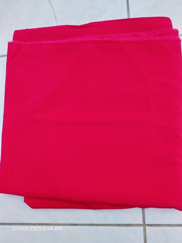 (Remise de 30 % sur le prix d'achat) - 2,80 m x 1.44 m - Tissu crêpe uni Suzy rouge – Mondial Tissus - photo numéro 7