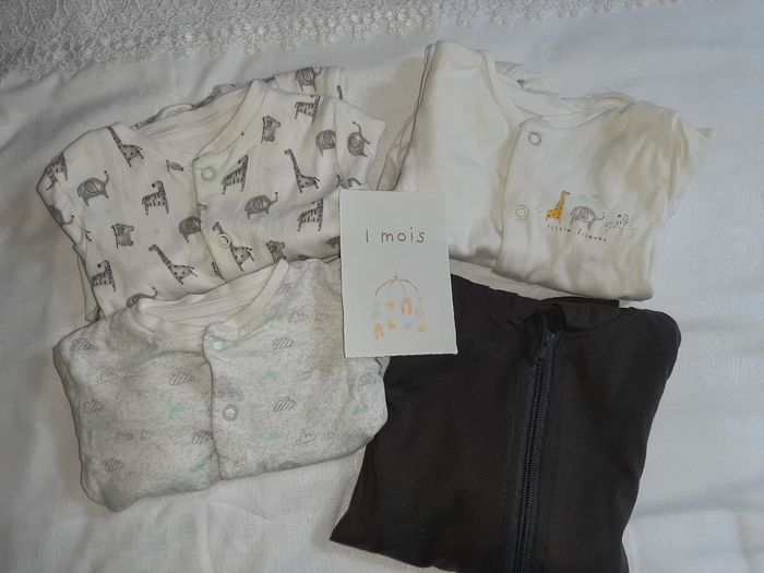 Lot de 3 pyjamas bébé légers 1 mois bon état +1 offert