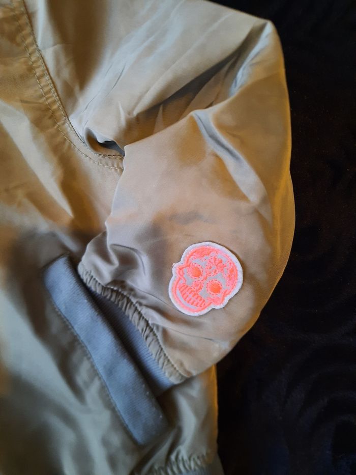 Blouson de chez H&M. Couleur kaki avec des motifs. Pour fille taille 5-6 ans 116cm. - photo numéro 4