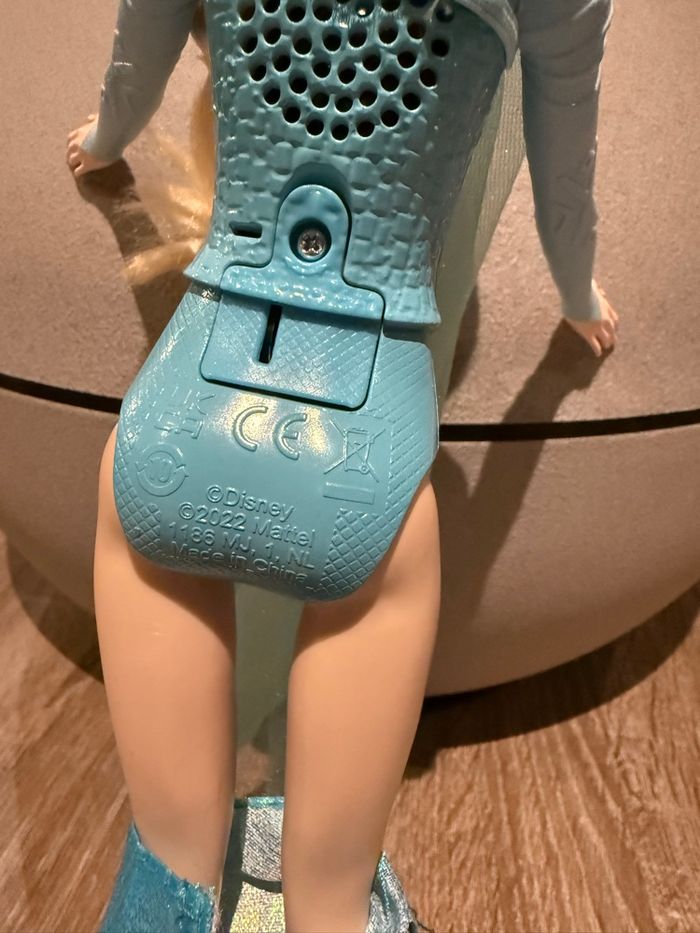 Poupée reine des neige Elsa chantante - photo numéro 2