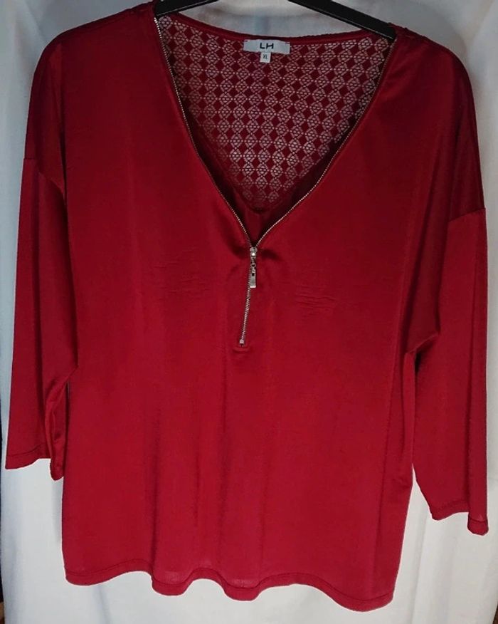 Tee-shirt ou blouse manche 3/4 bordeaux.