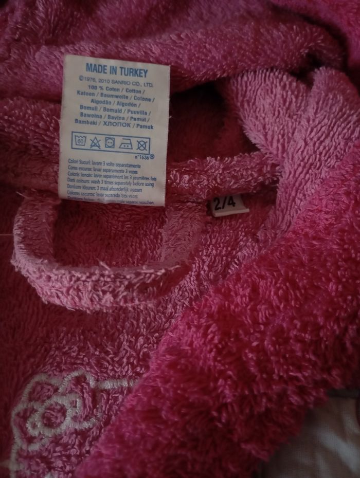 Peignoir 2/4 ans . Coton éponge rose fushia. 2 poches ,ceinture et capuche.Hello Ketty. Très bon état. - photo numéro 9