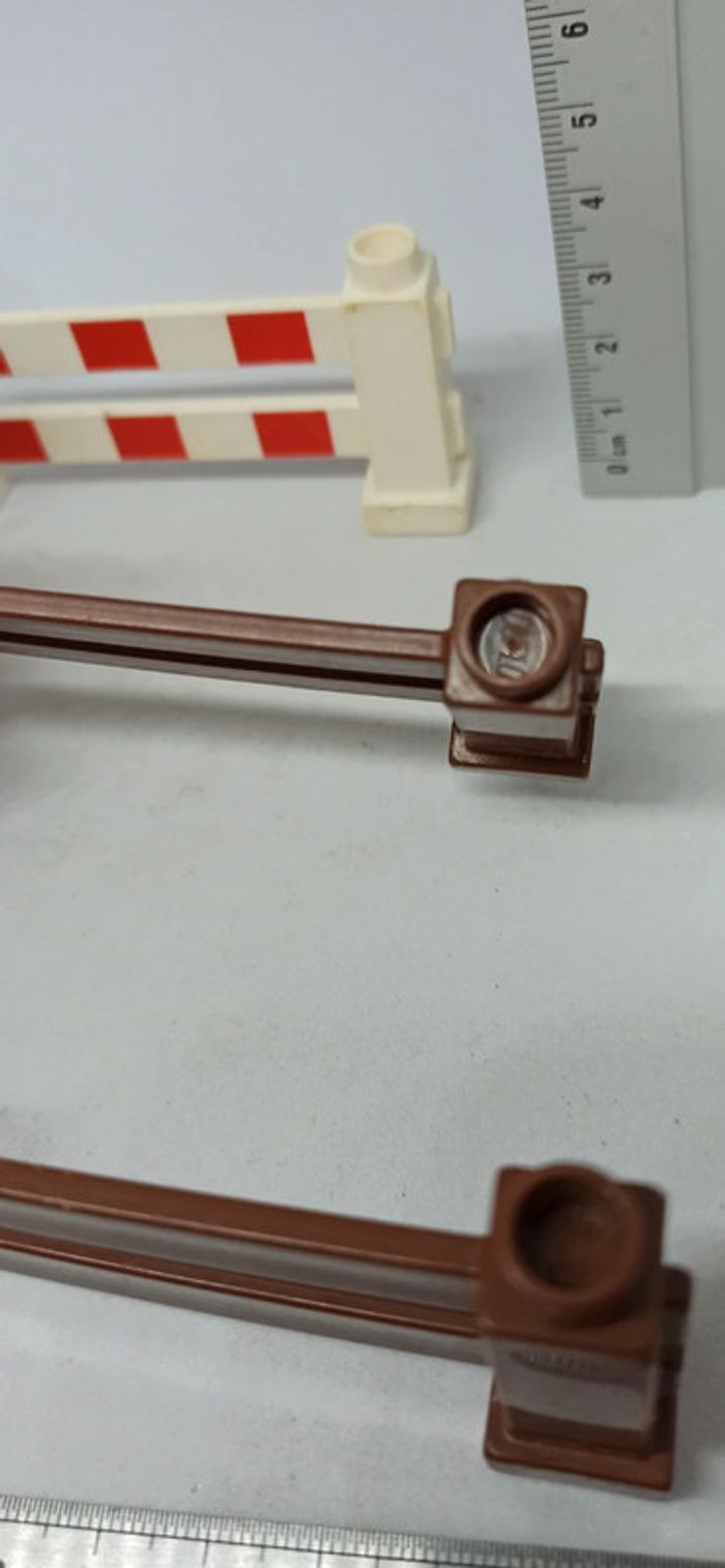3 barrières marron et une barrière blanche et rouge de chantier lego duplo - photo numéro 7