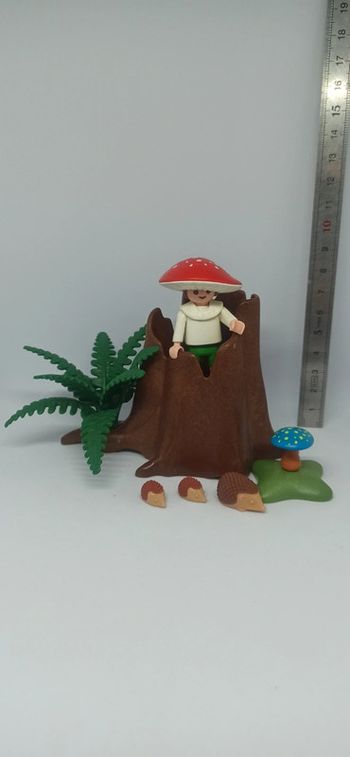 Enfant lutin gnome avec souche d'arbre et champignon playmobil