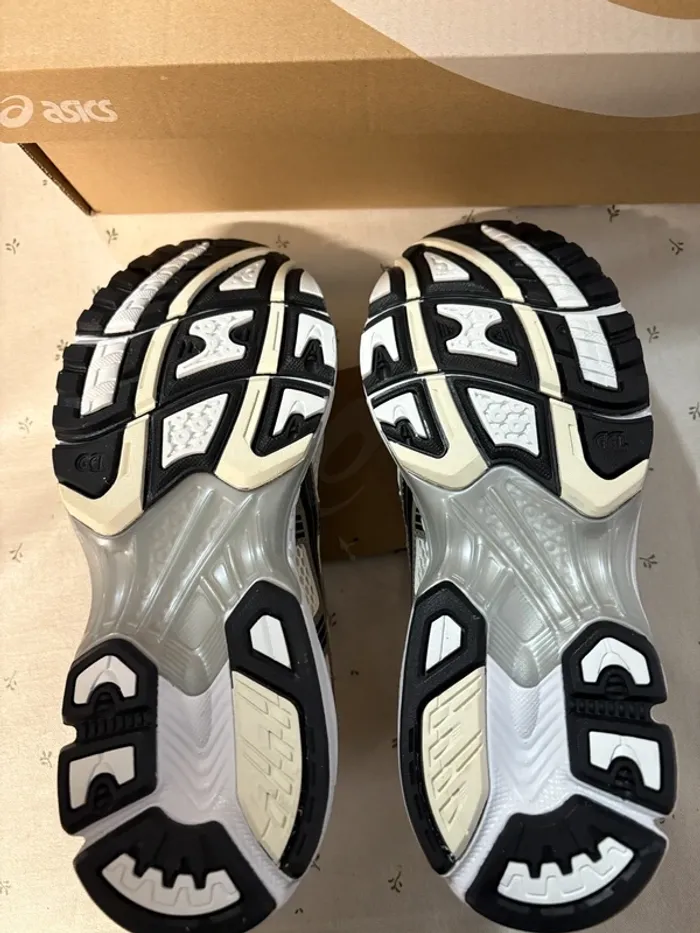 Asics Gel-Kayano 14 Noir Blanc Argent Taille 40 - photo numéro 3
