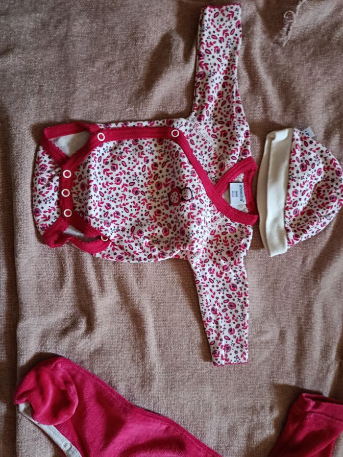 Ensemble pyjama, bonnet et bodie. - photo numéro 2