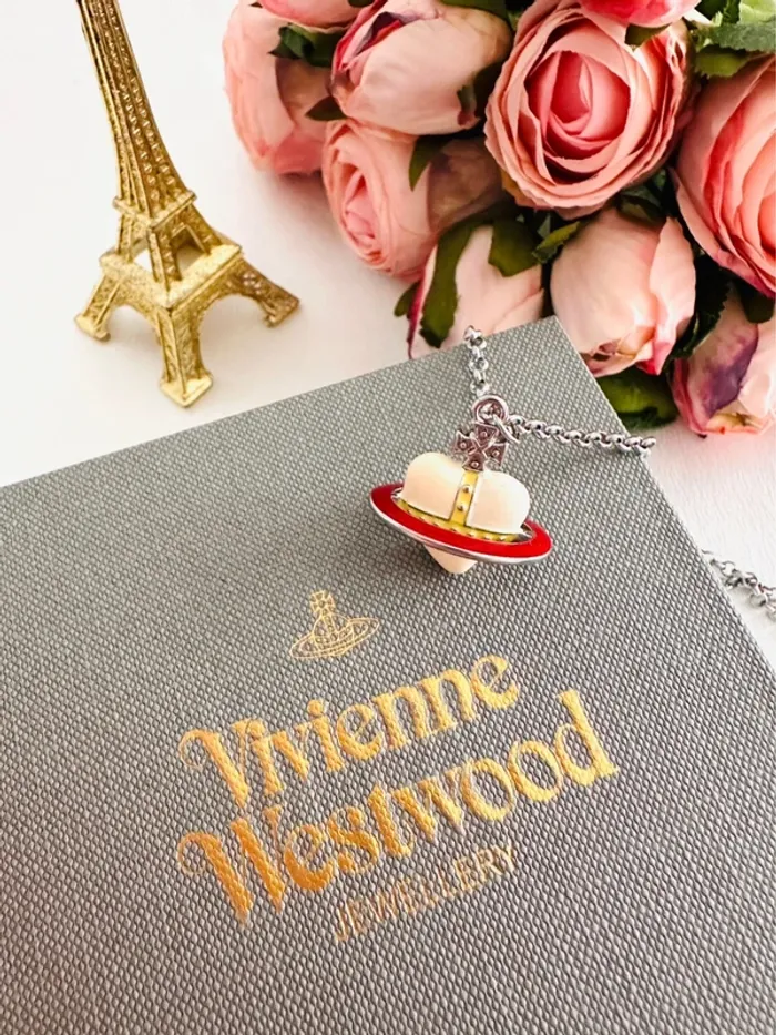 🪐Collier Vivienne Westwood orbite ivoire & rouge – Logo gravé sur le fermoir